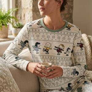 Peanuts Charlie Brown Snoopy Lucy ice skating holiday Christmas pajama top small